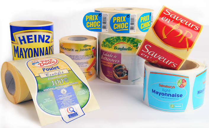 Divers rouleaux d'étiquettes adhésives imprimées pour des produits alimentaires
